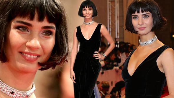 Tuba qara, dekolteli libasda Dubayda film festivalında