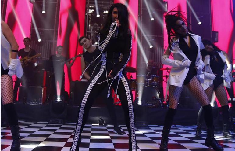Hande Yenerin konsertində dava düşdü