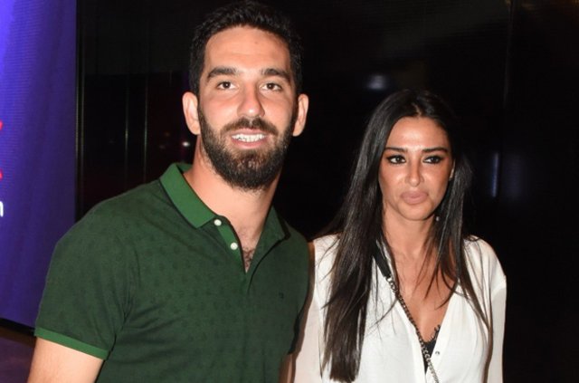 Arda Turan sevgilisi Aslıhan Doğana evlilik təklifi etdi