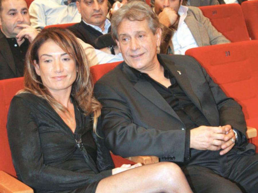 Müğənni Nejat Özyılmazel 25 yaş kiçik xanımını döydü – Məhkəməyə verildi