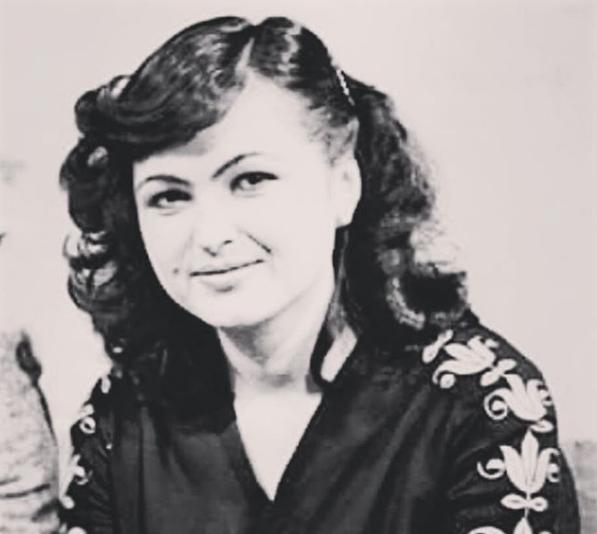 Firəngiz Mütəllimova arxiv fotosunu paylaşdı: "Makiyajsız, əməliyyatsız, təbii gözəl"