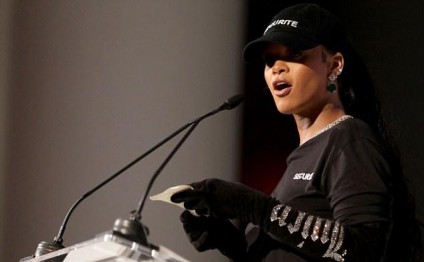 Rihannanın uyğunsuz və zövqsüz geyimi
