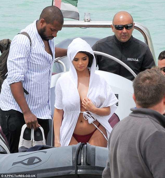 Model Demi Rous yaxtada əyləndi