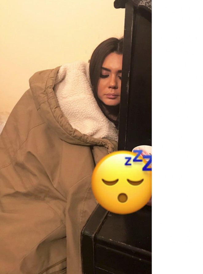 Oksana çəkiliş meydançasında yatdı