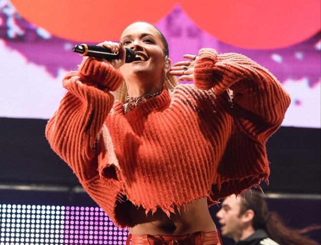 Rita Ora səhnəyə köynəyi kəsik çıxdı