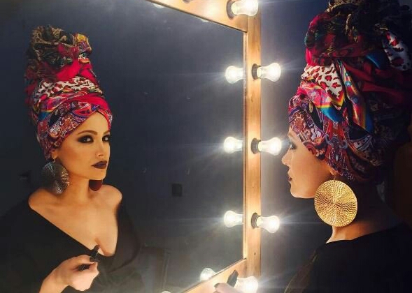 Nigar Camal başını bağladı
