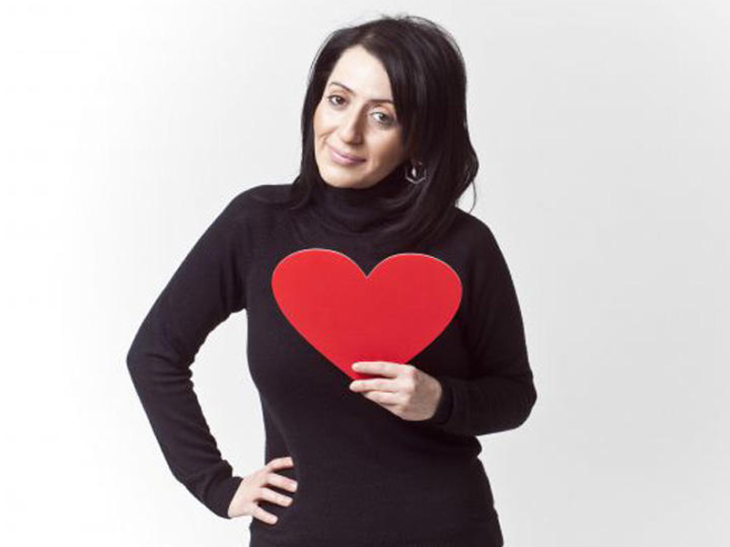 Emma Ələkbərzadə 44 yaşını qeyd edir