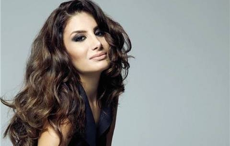 İrem Derici sevilən mahnıları ilə pərəstişkarlarını feyziyab edib