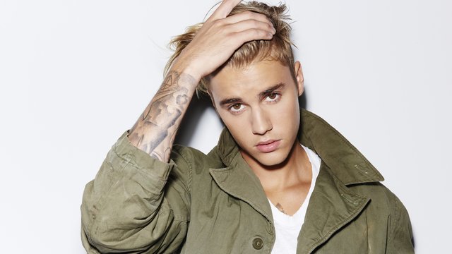 Castin Biber paparazzilər tərəfindən lentə alınıb