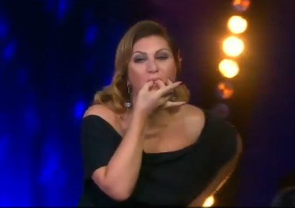 Sibel Can dözə bilmədi, nəfəsi səhnədə aldı