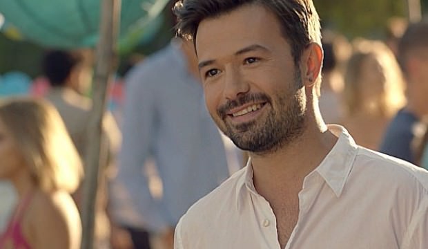 Yalın əlinə gitara alıb canlı ifası ilə sosial mediya izləyicilərini başına topladı